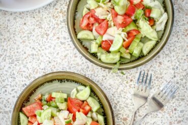 KOMKOMMER EN TOMATEN SALADE - KAVIAAR EN SALADES levering in Brussel en België