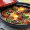 TAJINE METGEHAKTBALLEN EN GEPOCHEERD EITJE - Tagines levering in Brussel en België, - repas chauds livrés à domicile