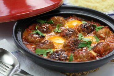 TAJINE METGEHAKTBALLEN EN GEPOCHEERD EITJE - Tagines levering in Brussel en België, - repas chauds livrés à domicile