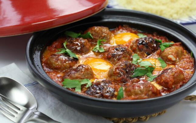 TAJINE METGEHAKTBALLEN EN GEPOCHEERD EITJE - Tagines levering in Brussel en België, - repas chauds livrés à domicile