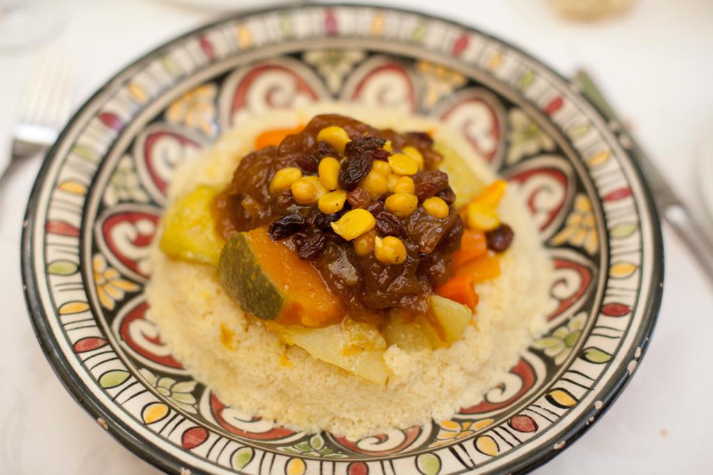 Couscous aux oignons caramélisés et poulet - livraison de plats marocains à Bruxelles et en Belgique - repas chauds livrés à domicile